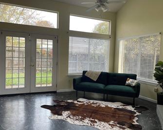 2br 2ba Gem With Private Yard Entire House - ヒューストン - リビングルーム