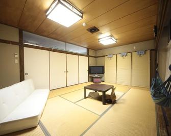 Cheap Inn Atotetsu - Hostel - Kure - Living room