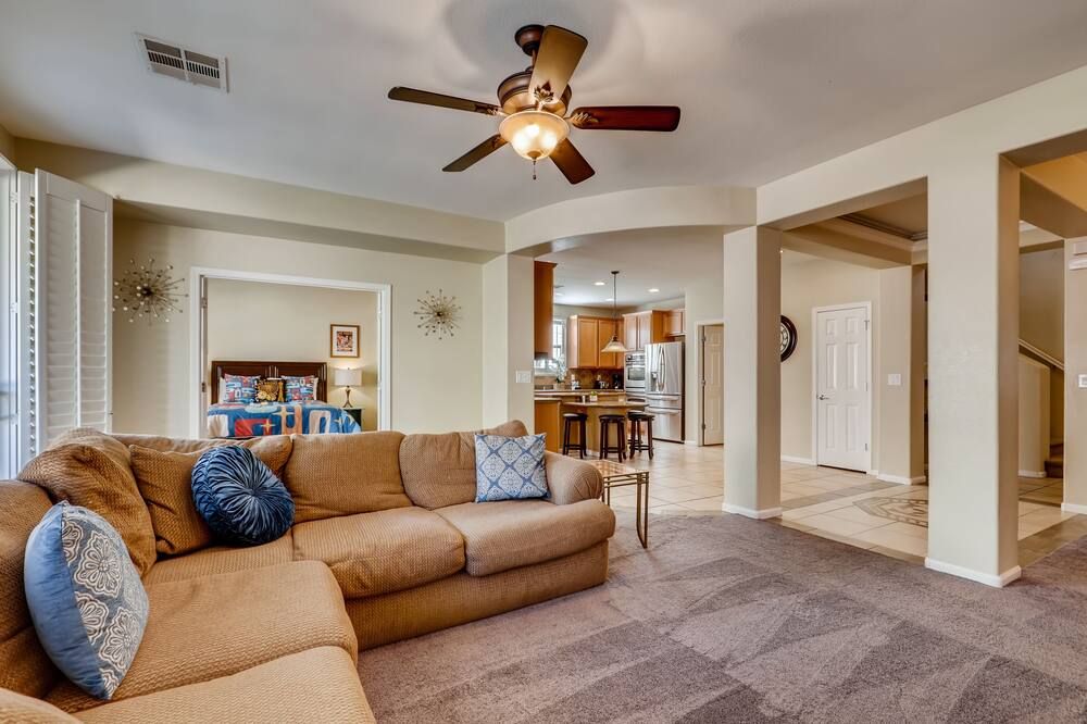 Vegas Themed 6br · Game Room · 2 Suites · Ev · Spacious Retreat for 14 Guest - North Las Vegas - Living room