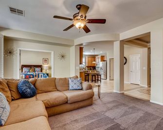 Summer Sale. Large, Clean, 6 Bedroom, Vegas Themed Property - North Las Vegas - Pokój dzienny