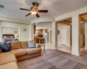 Vegas Themed 6br · Game Room · 2 Suites · Ev · Spacious Retreat for 14 Guest - North Las Vegas - Living room