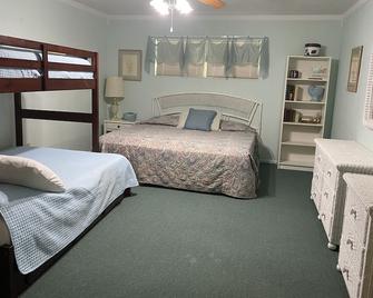 Neat And Safe Block Home Near Historic Downtown Deland, Pet Friendly - DeLand - Bedroom