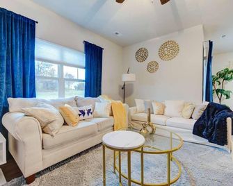 New Spacious 4-bedroom house in charming Ankeny with WiFi, AC-Prime Location - Ankeny - Living room