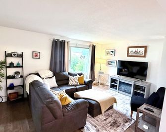 Maple House - Masset - Living room