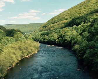 Art Studio: Historical Carriage House In The Poconos - Jim Thorpe - Outdoors view