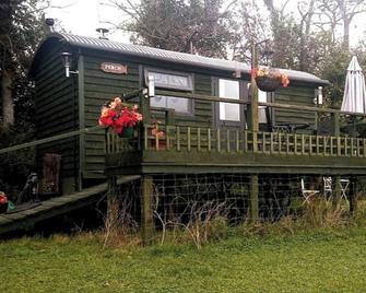 Idyllic Shepherds Hut glorious views to South Downs 'Perch' - Uckfield - Building