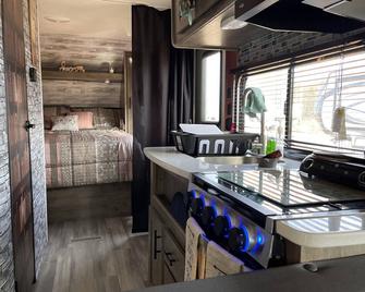 1 Bedroom Camper For Peaceful Getaway - Collinsville - Habitación