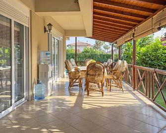 Paradise Town Villa Orchard - Kadriye - Balcón