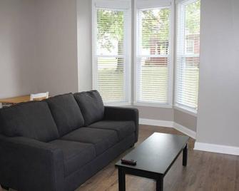 Drew's Den in Historic Downtown Pleasant Hill, MO - Pleasant Hill - Living room