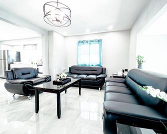 The Ashland Manor - Niagara Falls - Living room