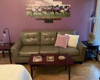 Historic Downtown Morgan Street Apartment - Pet Friendly! - Versailles - Sala de estar