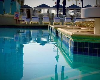 The Jolly Roger Motel - ווילווד קרסט - בריכה