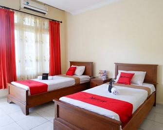 RedDoorz Plus near Stadion Wijaya Kusuma - Cilacap - Schlafzimmer