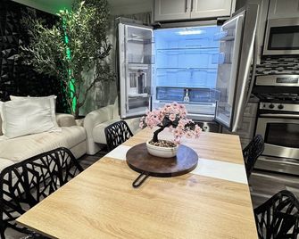 Guesthouse— Private jacuzzi— Perfect Getaway - Colton - Comedor