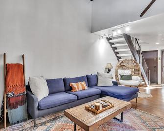 Alpine Retreat in the Heart of Incline Village condo - Incline Village - Living room