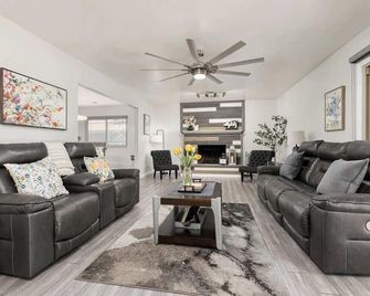 Relaxing Spa & Serenity Pond Retreat in Porterville - Porterville - Sala de estar