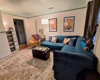 Quaint 2-bedroom Apartment with safe offstreet parking in Eureka - Eureka - Sala de estar