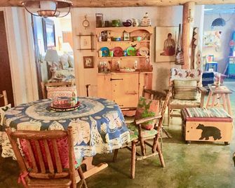 Private Studio Apartment in Historic Farmhouse on 60 acres near Pikes Peak - Cascade-Chipita Park - Dining room