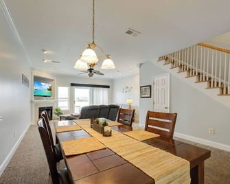 Fully Equipped Spacious Lakeside Townhouse - North Charleston - Dining room