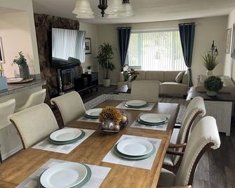 Indoor Spa/Game Room/Family Retreat - Lacey - Dining room