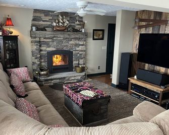 Private mountainside chalet bordering Dolly Sods with beautiful panoramic view. - Davis - Salon