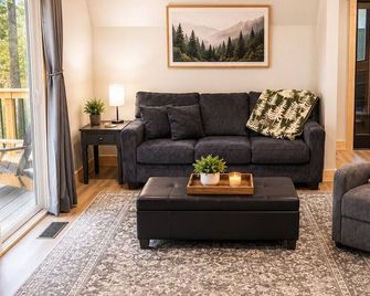 Cozy Cabin Retreat - Relax & Unwind in Wytheville - Wytheville - Living room