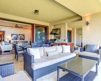 Kbm Resorts Free Car Palapala At Montage Kapalua Bay Ocean Front Resort - Napili - Living room