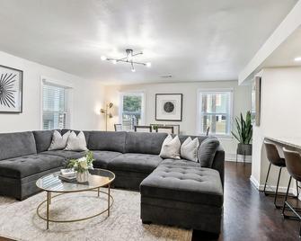 Colonial Getaway in Mid-City NOLA Steps to Trolley & 3Miles to French Quarter - Nueva Orleans - Sala de estar