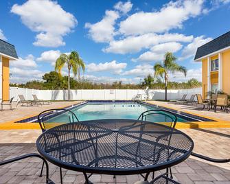Quality Inn and Suites Heritage Park - Kissimmee - Piscina