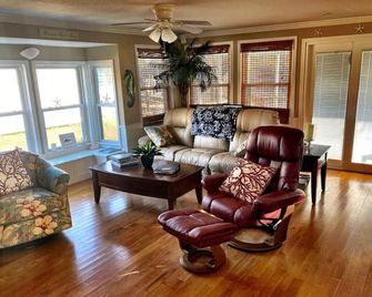 Coastal Retreat on Waterway w/Hot Tub - Newport - Sala de estar