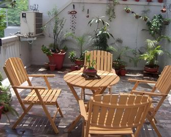 Family Bed and Breakfast - New Delhi - Patio