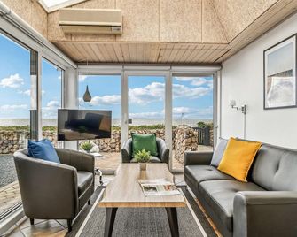 Stunning home in Esbjerg V with WiFi - Esbjerg - Living room