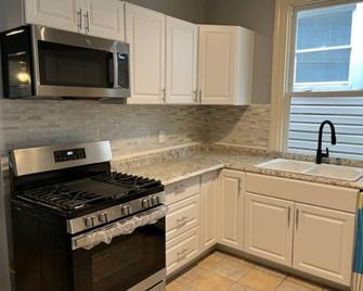 Spacious 4-bedroom house in cool Chicago with AC, WiFi - Chicago