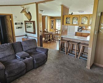 Quiet 3bed 2bath house. Large parking area. Great location. quiet neighborhood - Bemidji