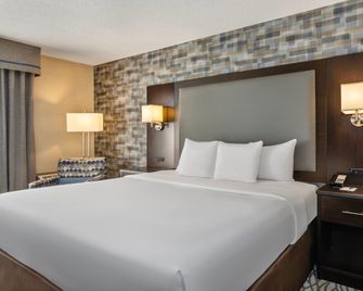 Comfort Inn Montreal Aeroport - Pointe-Claire - Bedroom