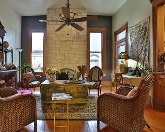 Ocaseys Bed & Breakfast - San Antonio - Living room