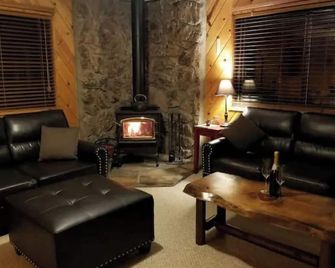 Cedar Pines Cabin W/ Fire Pit & Large Deck - Big Trees - A Quaint Rustic Charmer - Pollock Pines - Living room