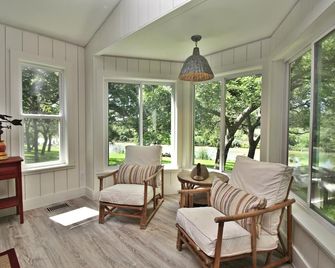 Charming River Access and Scenic Views - Delightful Cottage Retreat - Wimberley - Soggiorno