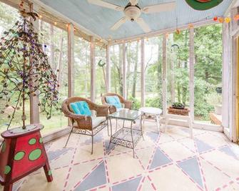 Colorful Artistic Lakefront Home Canoe Opt - Central to Stone Mt + everything! - Clarkston - Patio