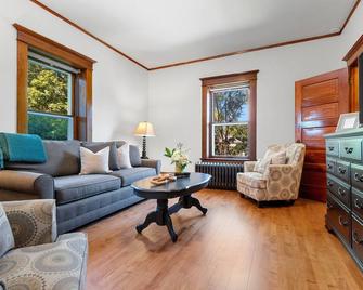 Historic two bedroom 2nd floor unit in a quiet De Pere neighborhood - De Pere