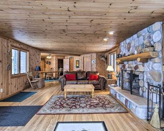 Lakefront Escape w/ Fishing Pier & Snowmobiling! - Park Falls - Sala de estar