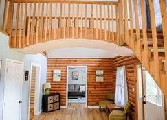 Big Brimstone Cabin W/ Mountain Views for Miles - Huntsville - Living room