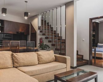 Canggu Circle Villa by Ini Vie Hospitality - North Kuta - Living room