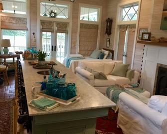 Cozy Bungalow Charm! - Long Beach - Living room