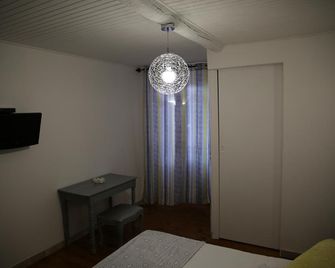 Hotel restaurant les pins - Sillans-la-Cascade - Bedroom