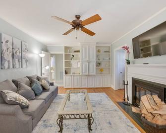 Quaint Goldsboro Home with Screened-In Porch! - Goldsboro - Living room