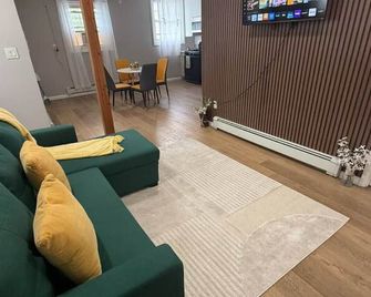 West New York Nj Apartment Close To Nyc - West New York - Living room