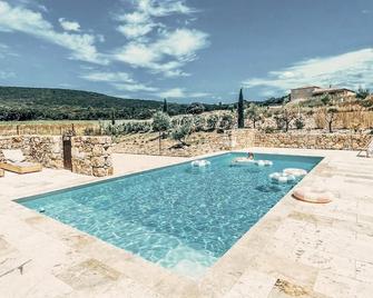 Gîte dans un domaine - La belle époque- Uzès - 6 personnes - Baron - Piscina