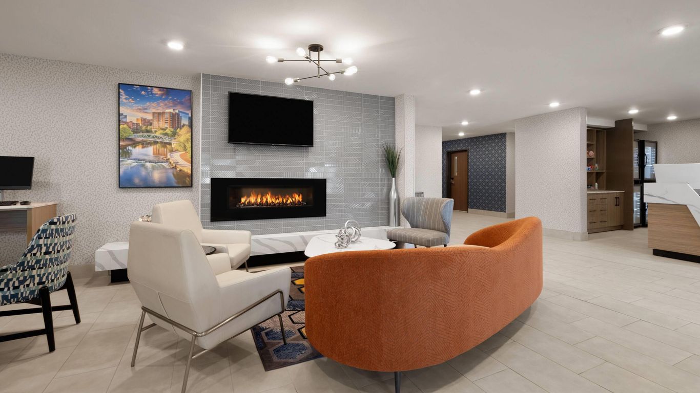 La Quinta Inn & Suites by Wyndham Greenville Woodruff Rd