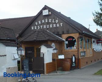 Fehérló Vendégház & Restaurant - Bük - Edificio